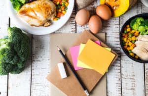 Alimentos saludables sobre la mesa con cuaderno