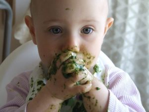 Bebé comiendo con las manos