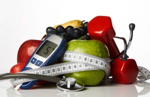 Frutas y cinta métrica de nutrición