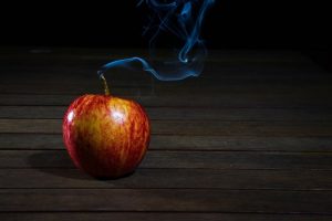 Manzana roja con humo