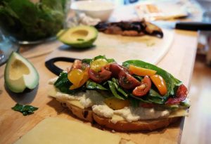 Tosta con vegetales y huevo cocido