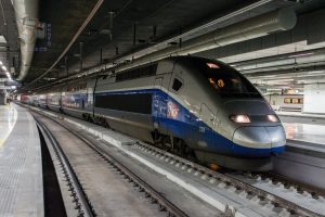Tren de alta velocidad en estación