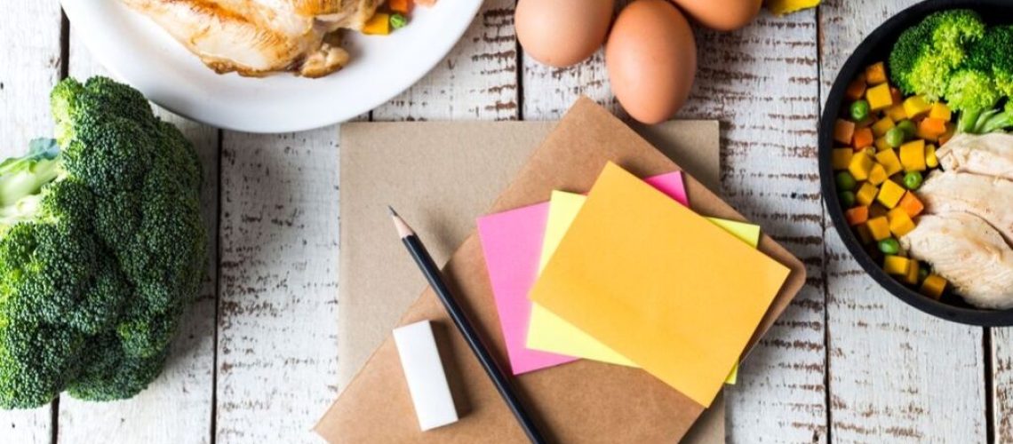 Alimentos saludables sobre la mesa con cuaderno