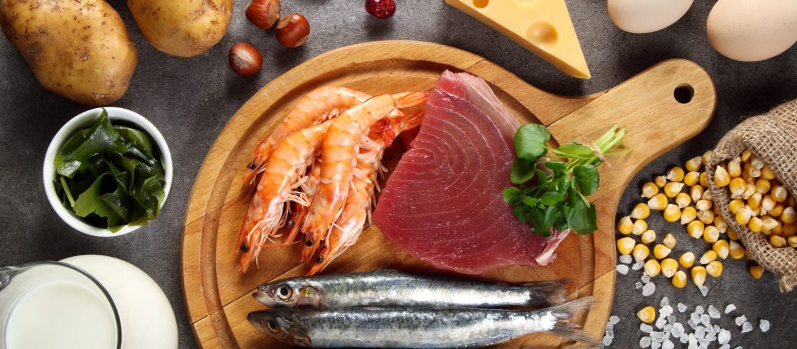 Tabla con alimentos ricos en calcio y proteínas (queso, pescado, huevos, leche, etc.)