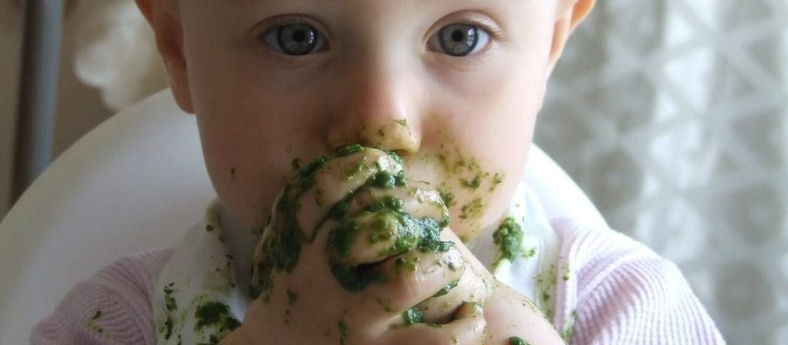 Bebé comiendo con las manos