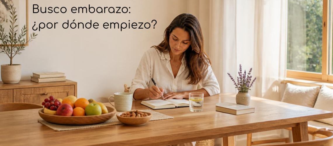 Mujer preparando hábitos de alimentación y estilo de vida antes de buscar embarazo.