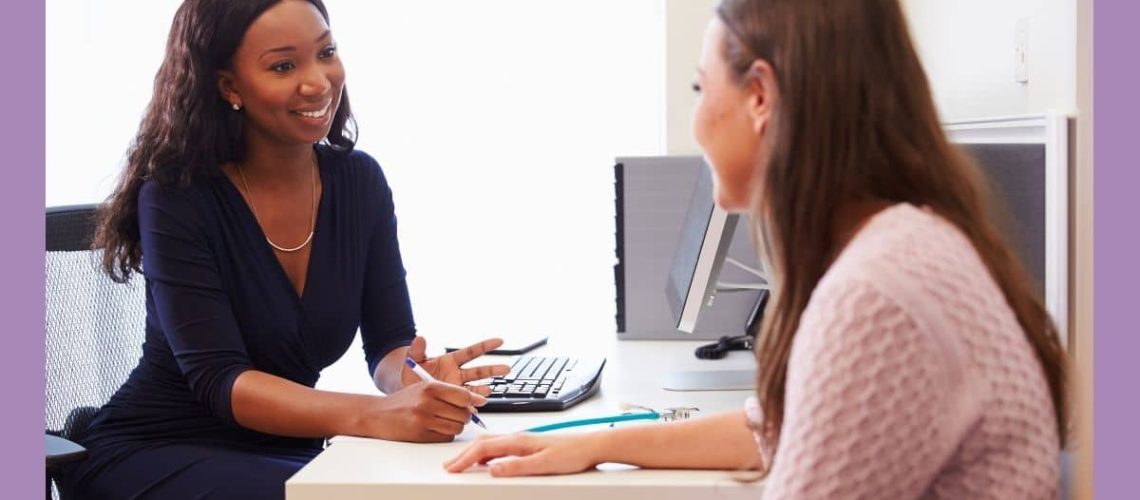 Dos mujeres sentadas hablando en una consulta