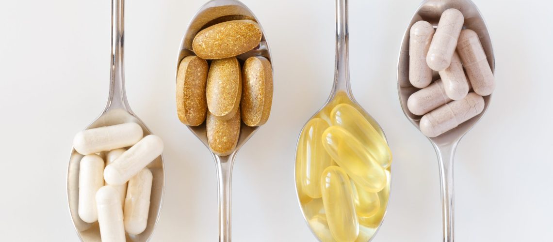 Cucharas con suplementos y aceite