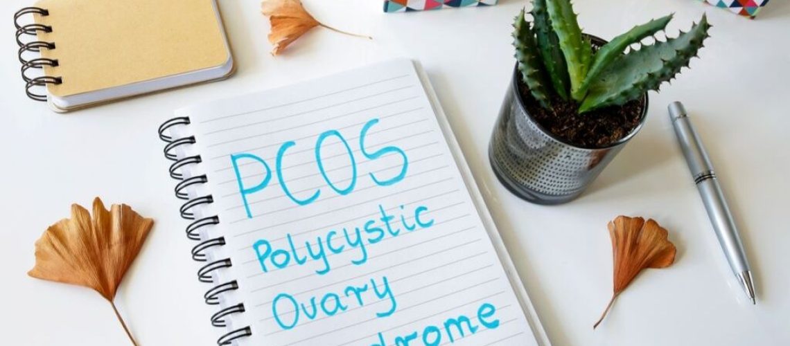 Libreta con texto “PCOS” y otros términos médicos