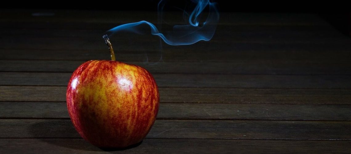 Manzana roja con humo