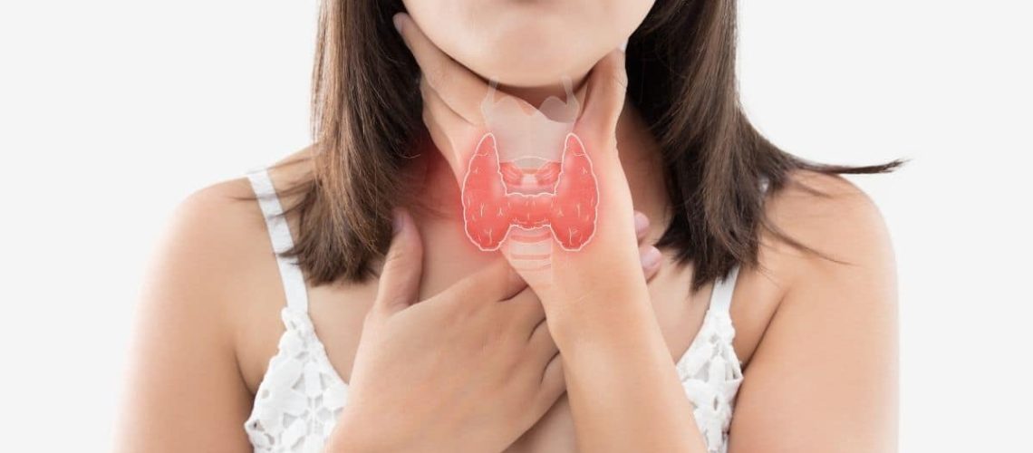 Mujer con manos en la garganta (zona tiroides)