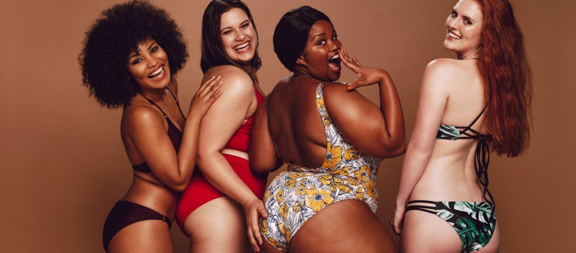 Grupo de mujeres posando alegres