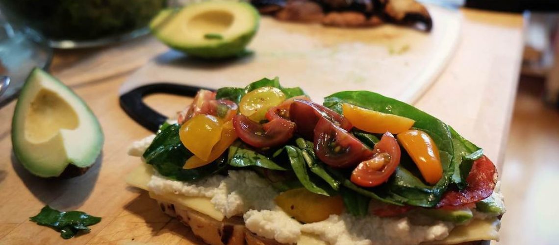Tosta con vegetales y huevo cocido