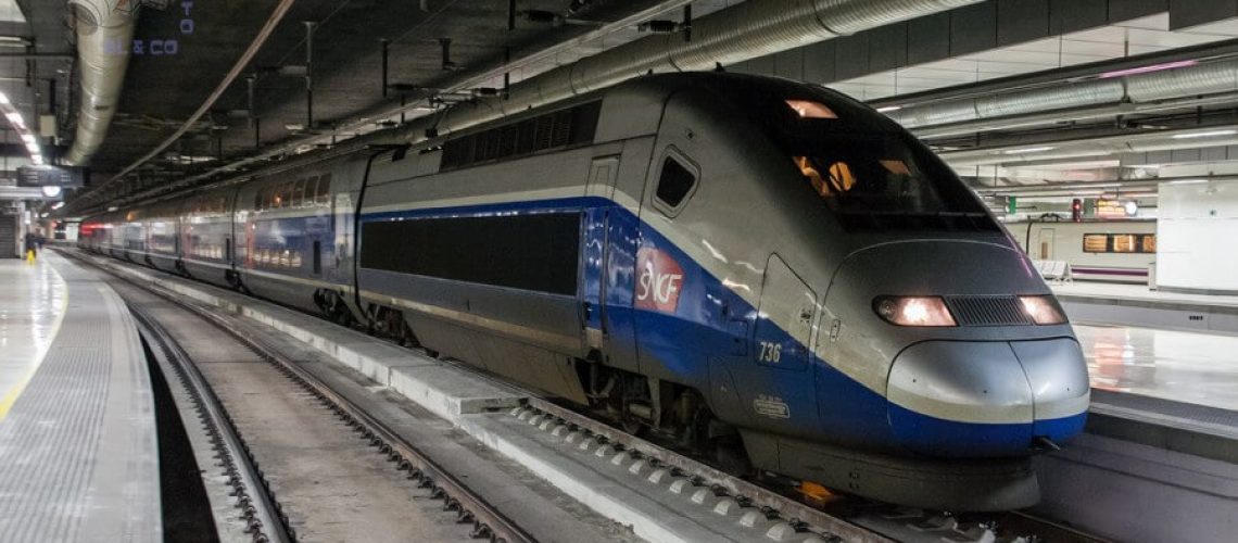 Tren de alta velocidad en estación