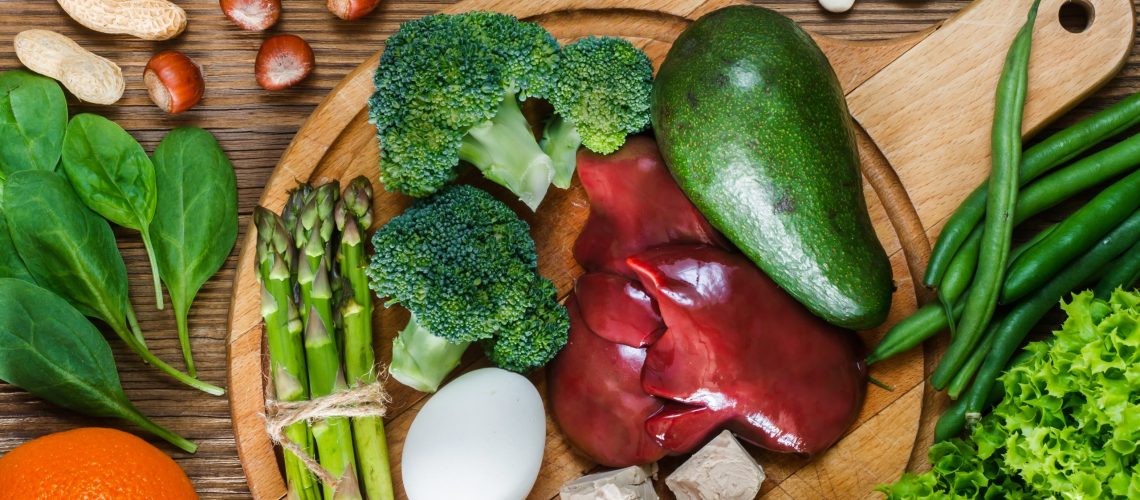 Verduras y frutas sobre tabla de cocina